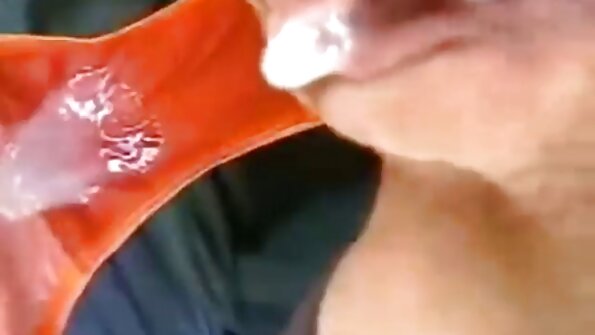 એક એચડી વીડીયો સેકસી શ્યામા તેના હાથ અને મો mouthાને એક મોટી હાર્ડ ડિક પર મૂકે છે