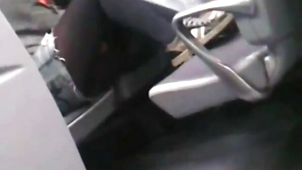એક સોનેરી કે ફુલ વીડીયો સેકસી જે સેક્સી સ્મિત ધરાવે છે તે તેના ગળાની અંદર એક ડિક મેળવે છે
